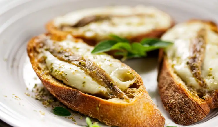 Crostini Con Mozzarella E Acciughe