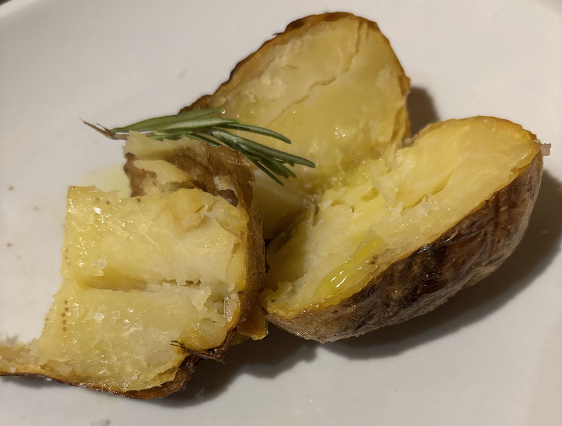 Patate cotte sotto la brace