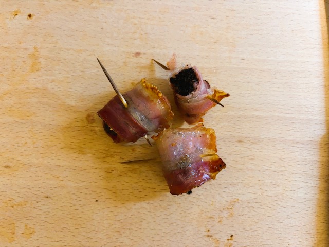 Involtino di prugne secche e pancetta